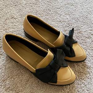 Ny loafers från Asos. Beige/svart Stl 5 (37)