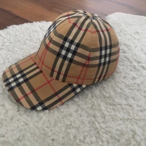 Burberry keps - Storlek M helt ren och hel pris kan diskuteras.