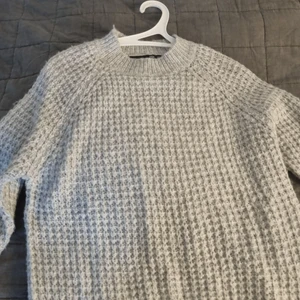 Stickad tröja från lager157 - Jätte fin och mysig ljus grå tröja från lager 157, tte mysig och bra nu till hösten!