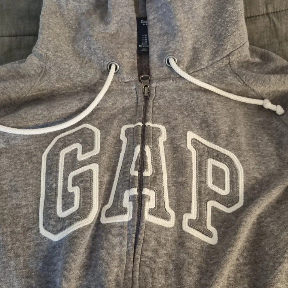 Jätte fin grå gap hoodie i strl M men passar även xs och s. Super mysig och skön nu på en höst kväll!. Tröjor & Koftor.