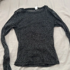 Glittertopp - Säljer min glittertopp från hm, i storleken xs, men funkar även på mig som har s, säljer för 100kr och frakten är inräknad i priset❤️