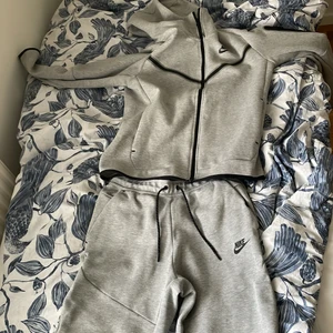 Grå tech suit Nike - Hoodie + byxor (S) - Säljer grå tech suit, knappt använd. Storlek: S