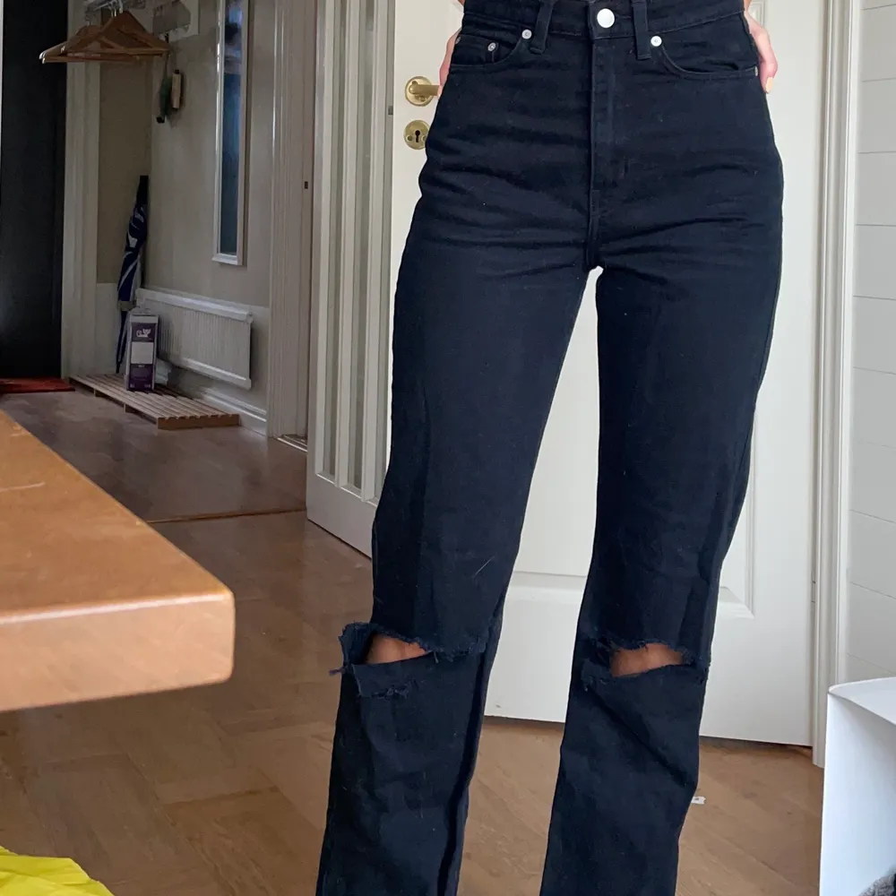 Högmidjade snygga raka jeans med hål vid knäna. Ursprungligen från weekday. Använd fåtal gånger, bra skick. Jag är 172 och relativt bra, 170 och kortare är nog perfekt för dessa. . Jeans & Byxor.