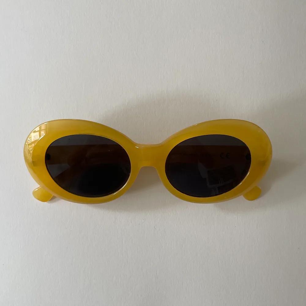 Gula solglasögon i retrostil! Köpta på H&M, superfint skick 💛. Accessoarer.
