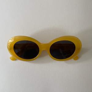 Gula solglasögon i retrostil! Köpta på H&M, superfint skick 💛
