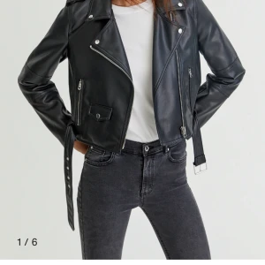 Pull&bear  - Skinnjacka nästintill som ny, använt kanske 3 gånger. Inget är oskadat på den. Den som köper står för frakt. Snabb affär kan levereras Dan efter.
