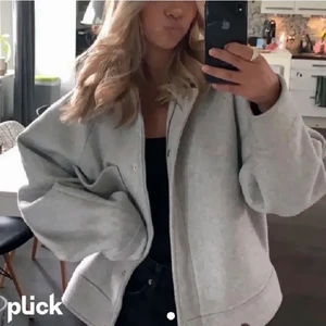 Kort kappa nakd - Säljer min gråa kappa från nakd då den inte kommer till användning. Frakt tillkommer 