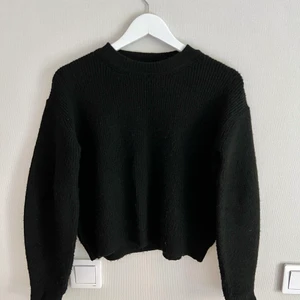 Stickad tröja - Varm och mysig stickad tröja från Chiquelle. Har använts en del men är fortfarande i fint skick. Köptes för 449kr.