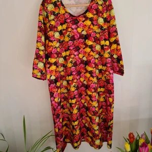 Anna Hertzman hjärtahertzman klänning rosor strl 48 - Klänning sydd av Anna Hertzman ❤Hertzman. Strl 48. Jerseytyg med rosor. Byst: ca 57 cm ×2. Midja: ca 55x2. Ärmhålan -> längst ner på klänningen: ca 83 cm. Ärm: ca 32,5 cm. Mycket fint skick. 