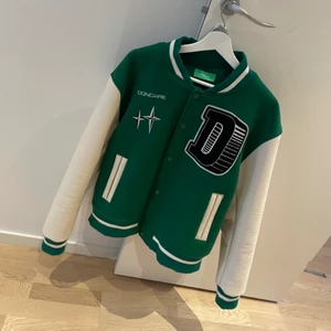 Doncare Varisty jacka - Doncare varisty jacket.  Size L fits M. Cond 8/10. Priset är inte hugget i sten!