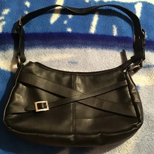 Helt ny väska!  - -50kr + 45kr frakt = 95kr -Köptes här på plick! -Nyskick  -Perfekt vardagsväska, får plats med ganska mycket i :)