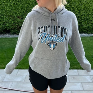 Vintage hoodie - Grå Under armour hoodie som köptes på beyond retro förra året och har endast kommit till användning ett fåtal gånger sen dess! Jätteskön och storleken i hoodien är storlek L men skulle mer säga m/ stor s! Skriv vid frågor, spårbar frakt