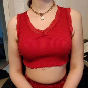 Fin magtröja  - Fin röd magtröja från newyorker endast använd 2 gånger så den är som ny. Väldigt mjukt material och stretcig 