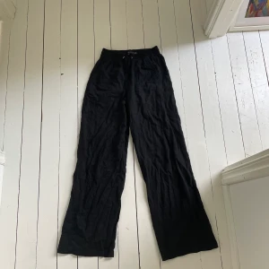 Linnebyxor - Säljer mina linnebyxor från Marks Spencer.  Dom är använda ett fåtal gånger och i jättebra kvalite. Storlek 34🤍