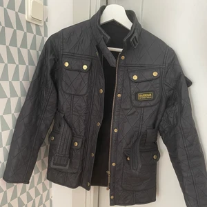 Barbour Jacka  - Svart barbour jacka, men knyte i midjan! Junior storlek L, vilket motsvarar 32 / xxs 