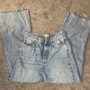 Jeans - Säljer för de är för långa och för stora i min midja, använda 2-3 gånger😘