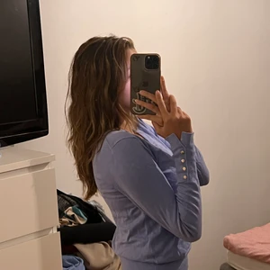 tröja - långärmad tröja från Zara med fina detaljer vid ärmarna, säljer då den aldrig används, storlek S💕