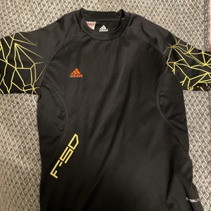 Adidas Träningströja  - Träningströja från adidas använd men fint skick! Skulle säga att storleken passar s/m