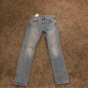 Levis 501 - Levis 501 jeans i storlek 30/32 som är ljusblå och är inte använda så mycket eftersom dom blev för små. 
