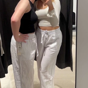 Populära linnebyxor  - Säljer dessa superfina linnebyxor från Lindex🤍 de är i storlek M och säljs för att de är lite för stora för mig. Men de är verkligen superfina!! De är i en bra längd på mkg som är 173. Nypris är 499kr. De är använda en gång och har inga defekter🫶🏼🫶🏼🫶🏼