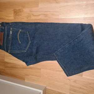 G-STAR RAW - RAW denim jeans, passar både tjej pch kille. Ej stretch, rak modell. 