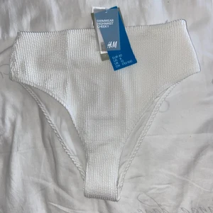 Bikinitrosor - Bikinitrosor i cheeky highwaist modell från H&M i stl 40. Helt nya med tags kvar. 25kr+frakt💗