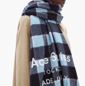 Acne Studios halsduk - Säljer min Acne studios checked halsduk i 100% ull. Säljs inte längre i denna färg då den är köpt 2019. Väldigt mysig och passar till allt nu på hösten! Nypris ca 2000:)