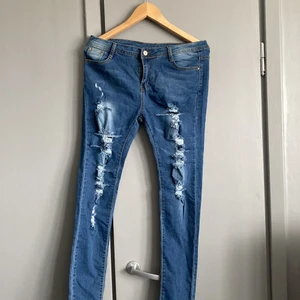 Jeans - Blås jeans med hål. Stl L men skulle säga att de är mer en M