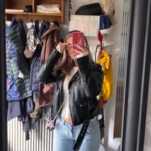 Skinnjacka från Zara - Säljer min fina skinnjacka eftersom att den inte kommer till mer användning, jätte fint skick💓 TRYCK INTE PÅ KÖP NU