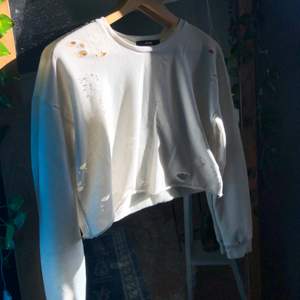 Superfin croppad sweatshirt från BikBok med en ”trasig” look. Ganska tunt material men skön och bra längd på ärmarna.