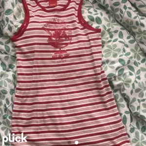 Espirit  - Gulligt linne från espirit. Inte använt mycket. Bra kvalite. Liten i storlek då det är en barn storlek. Skriv privat för fler bilder/frågor. Köparen står för frakten💓