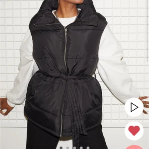 nelly väst, helt ny - Helt ny väst från Nelly Inte hunnit skicka tillbaks den  Har i både storlek 40 och 44 Är alltid slut på hemsidan då den är populär 