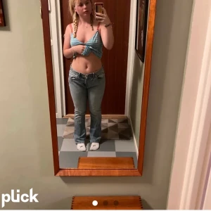 Ljusa jeans  - Skit snygga jeans. Lite stora för mig. Väldigt fint skick. Passar mig perfekt i längden. Är 1,63. Skriv privat för fler bilder/frågor! Köparen står för frakten💕