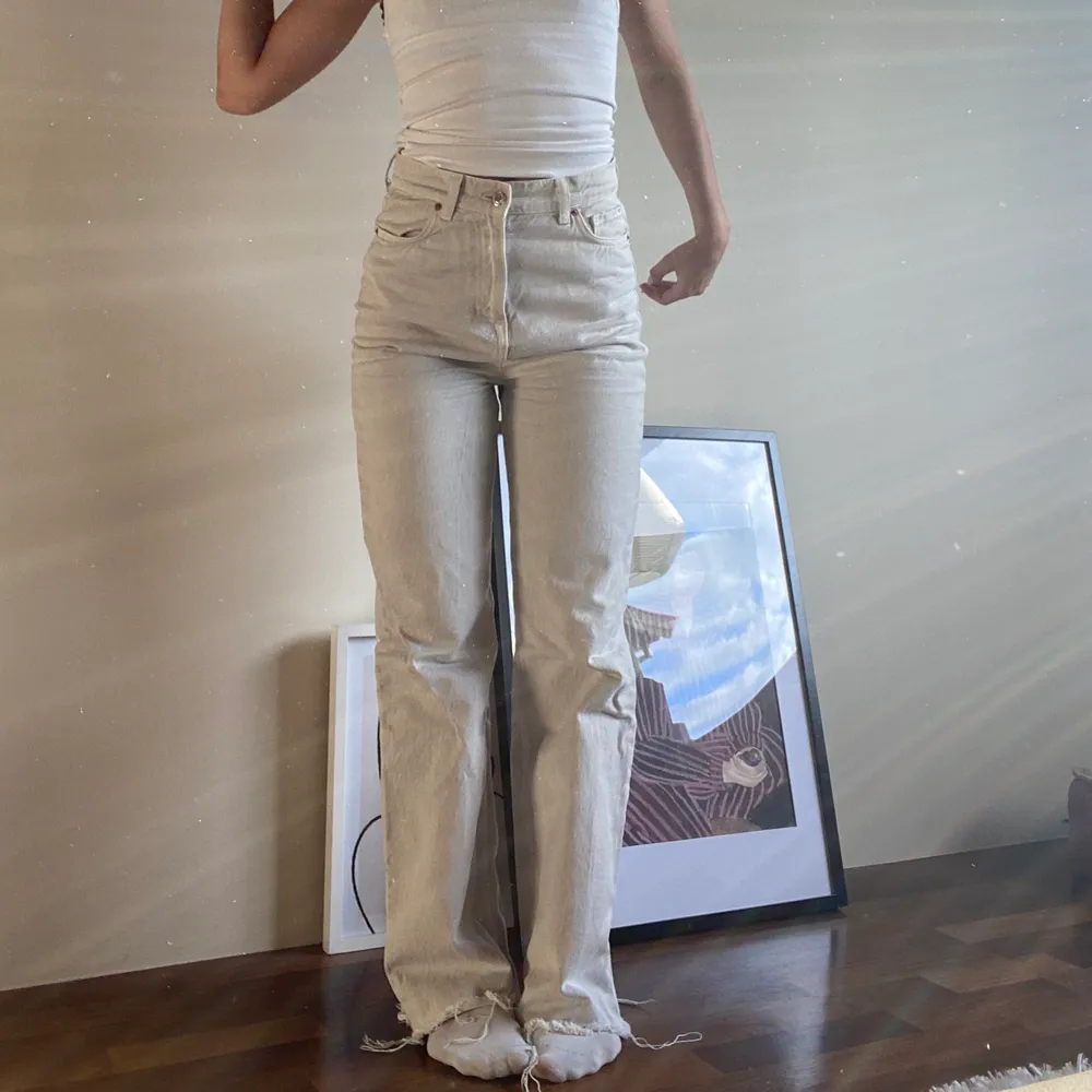 Jeans från Zara i en ljusgrå/cremevit färg. Modellen 
