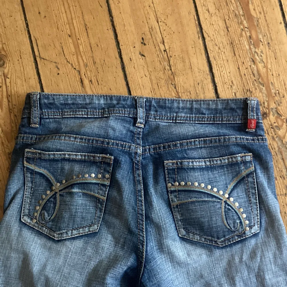 Första bilden är från förra ägaren men skitsnygga lågmidjade jeans. jag har sytt upp dom så dom passar mig som är 165 men det går lätt att sprätta upp 💕  köpte för 500. Jeans & Byxor.