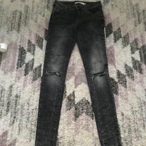 Lågmidjade svarta jeans  - Säljer byxorna för att dom är Förstora för mig. Kom privat om mer frågor/bilder. Detta är + frakt också.  Lågmidjade jeans om man har på sig dom så ser man att det är låg midjade. Som nya.