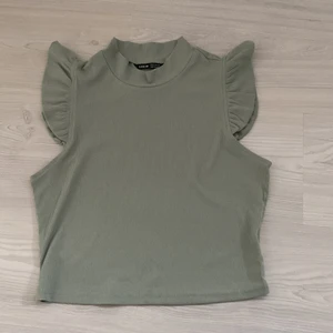 topp med volanger - Supergullig topp med volanger från shein. Liten defekt på ryggen som knappa syns. Den har jättesöt och passar även en S beroende på hur tight man vill att den ska sitta