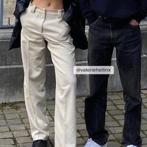 Kostymbyxor  - Asss snygga kostymbyxor från NAKD som är slutsålda i 32, passar även bra på mig som är 34 normalt🥰