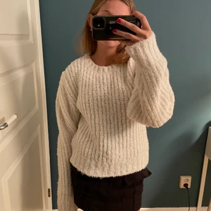 Vit stickad tröja - Så fin köpt på sellpy fick nyss hem den men satt inte riktigt som jag hade tänkt. Storlek S men är stor så passar M också. Pris 50kr+frakt
