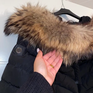 Hollies jacka dam - Säljer min fina Hollies jacka! Använd ett par gånger därför kan det förekomma lite rost på metall detaljerna, pågrund av det säljer jag den billigare än original pris. Pälsen är i gott skick. 