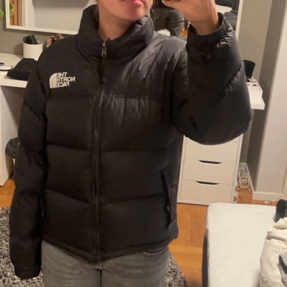 Säljer min the north face jacka i modellen ”1996 retro nuptse jacket W”, jackan är i ett väldigt bra skick och den är sparsamt använd. Jag köpte jackan på north face hemsida för ca 1 år sen för 3700 kr. Är öppen för bud. KÖP DIREKT FÖR 2000KR!! . Jackor.