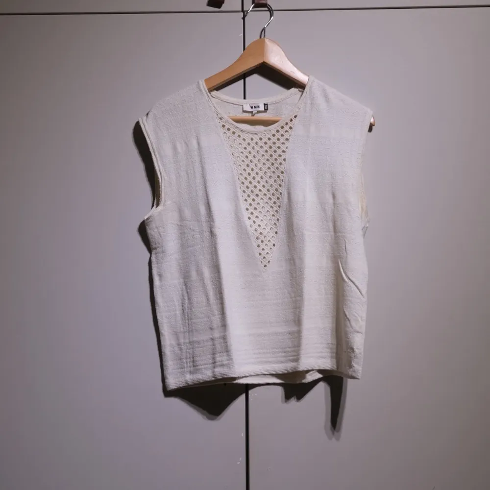 White top with a deep, knitted V. Very comfortable, in good condition. . Toppar.
