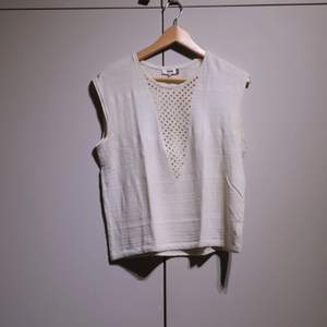 White top with a deep, knitted V. Very comfortable, in good condition. 