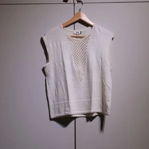 White top with deep knitted V - White top with a deep, knitted V. Very comfortable, in good condition. 