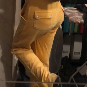 Juicy couture byxor - Hej jag säljer ett par juicy byxor i färgen blazing orange. Storlek xs. Skickar bara