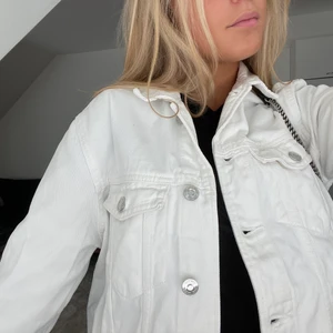 Oversized jeansjacka - Oversized vit jeansjacka. Använd fåtal gånger och säljer pga att den inte kommer till användning. 