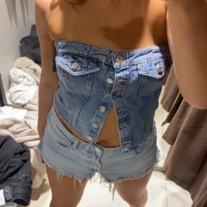 Jeans korsett - Säljer denna populära Jeans korsett som är slutsåld! Den är i nyskick endast använd en gång. Den är storlek L men är som en S/M. Budgivning men 500 vid snabb affär 