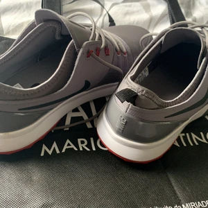 Nike skor - helt nya nike skor..dom blev för små alldeles för fort.. bara provat dom så dom är helt ”oanvända” Stolek 42…Priser är inte hugget i seten..