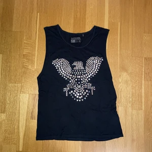 saints & mortals linne - fett snyggt linne från märket saints & mortals. står storlek xs men upplever den som större. två stenar har tyvärr lossnat, annars inga defekter. möter upp i stockholm, annars står köparen för frakten 