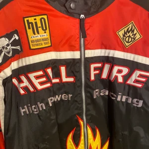 Jacka - Supercool jacka som passar dom flesta årstiderna. Köpte på sellpy för något år sedan men har inte kommit till användning så i väldigt bra skick. Storlek XL men skulle säga att den passar allt från S-XL. Massa coola detaljer⭐️